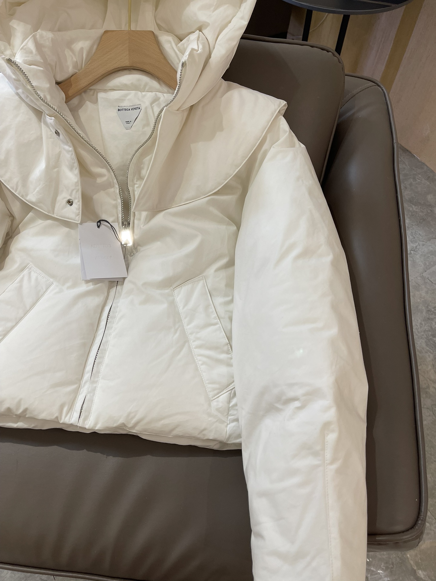 T9934#羽绒服特价‼️
BV 荷叶领 90% 白鹅绒 长袖羽绒服 黑色 白色 SML
