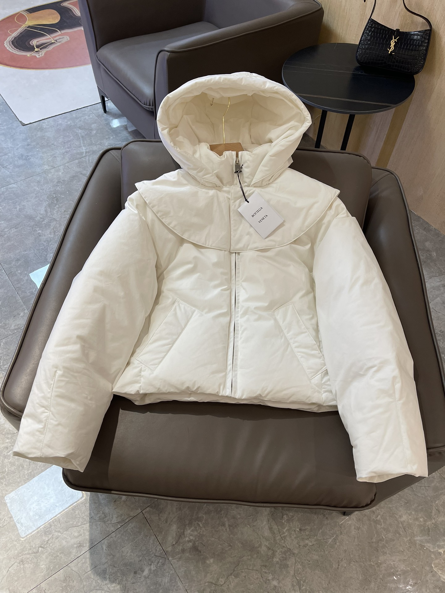 T9934#羽绒服特价‼️
BV 荷叶领 90% 白鹅绒 长袖羽绒服 黑色 白色 SML
