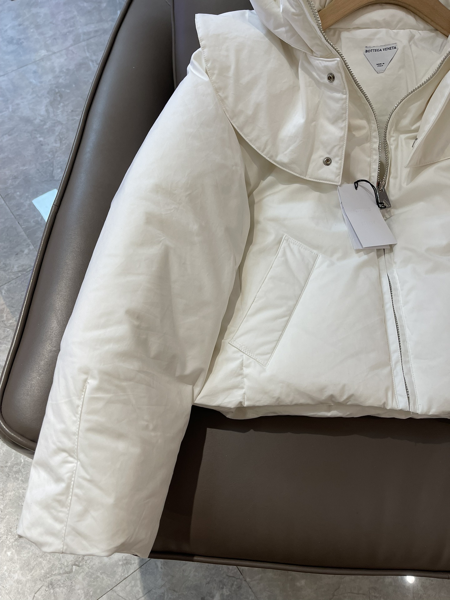 T9934#羽绒服特价‼️
BV 荷叶领 90% 白鹅绒 长袖羽绒服 黑色 白色 SML
