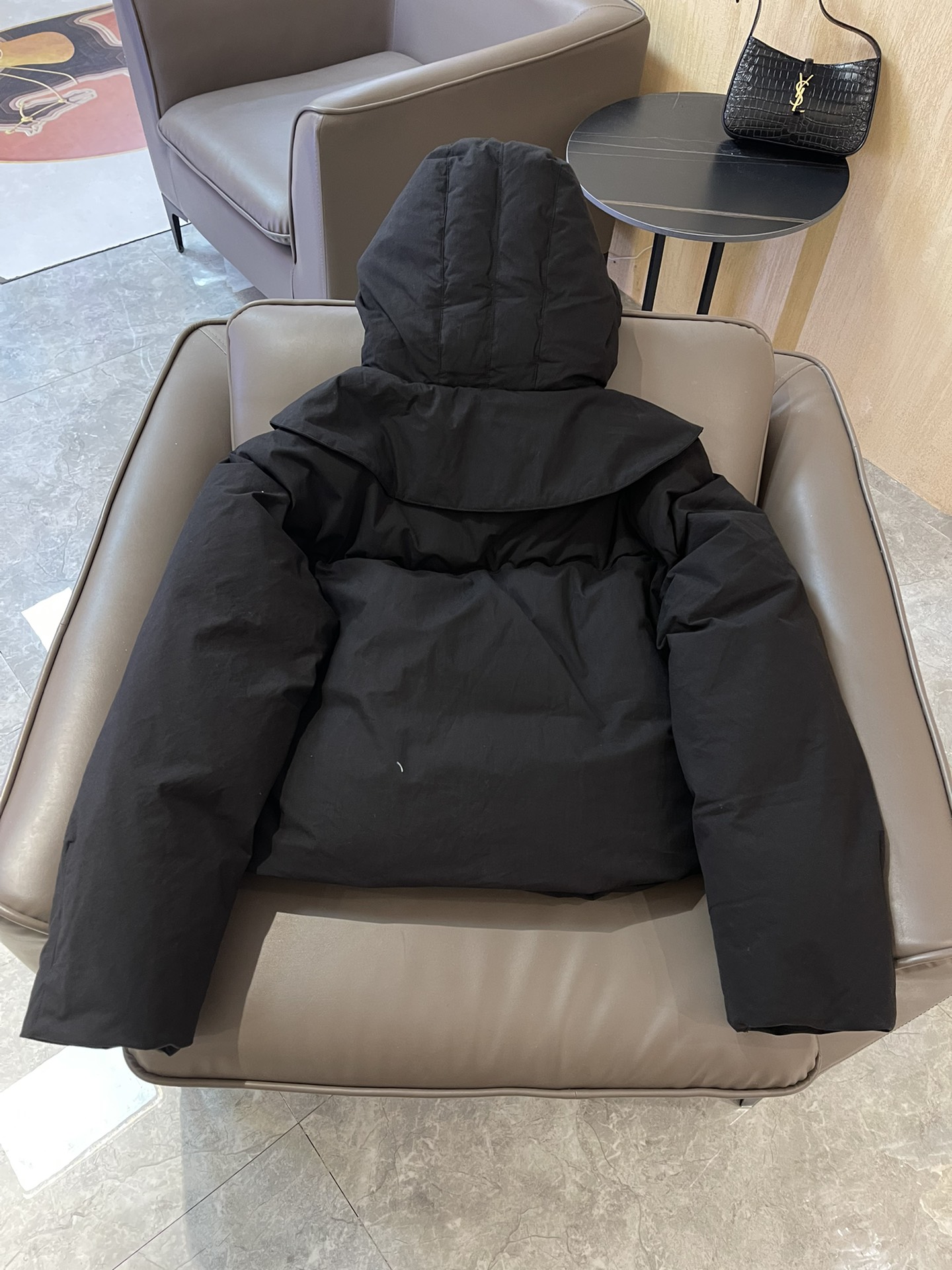 T9934#羽绒服特价‼️
BV 荷叶领 90% 白鹅绒 长袖羽绒服 黑色 SML
