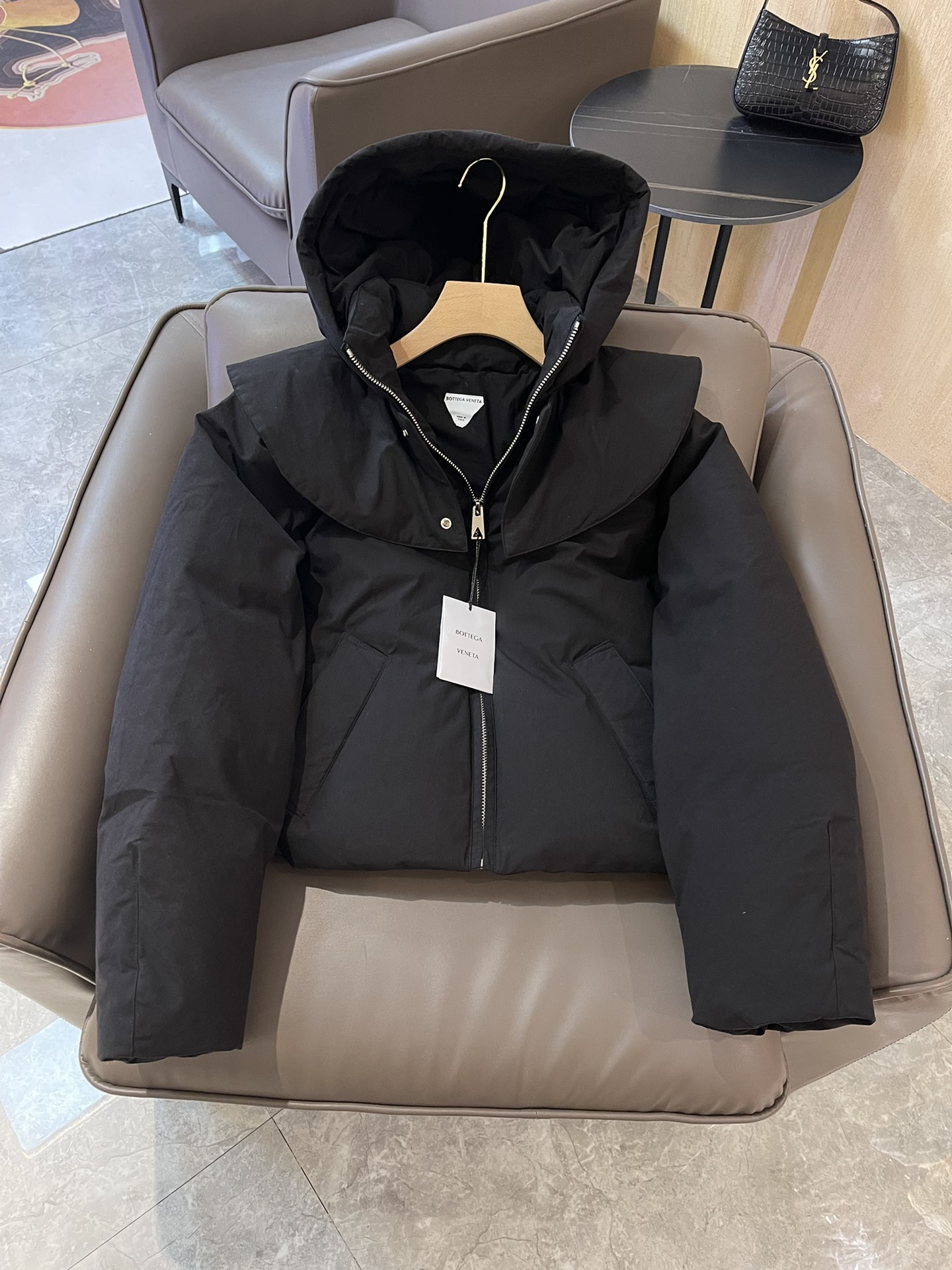 T9934#羽绒服特价‼️
BV 荷叶领 90% 白鹅绒 长袖羽绒服 黑色 SML
