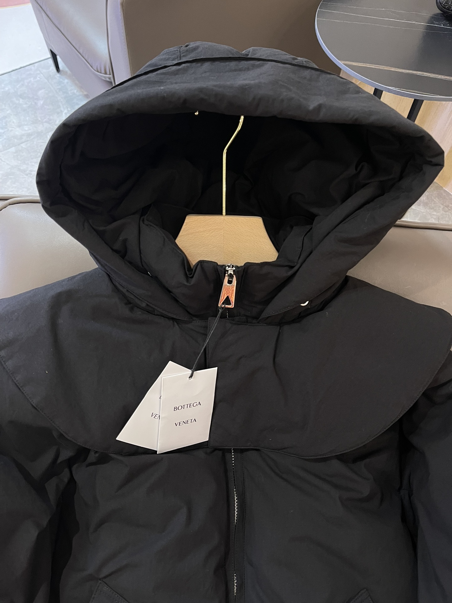 T9934#羽绒服特价‼️
BV 荷叶领 90% 白鹅绒 长袖羽绒服 黑色 SML
