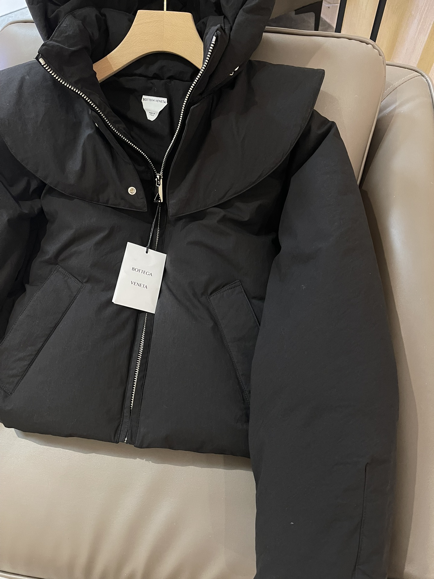 T9934#羽绒服特价‼️
BV 荷叶领 90% 白鹅绒 长袖羽绒服 黑色 SML
