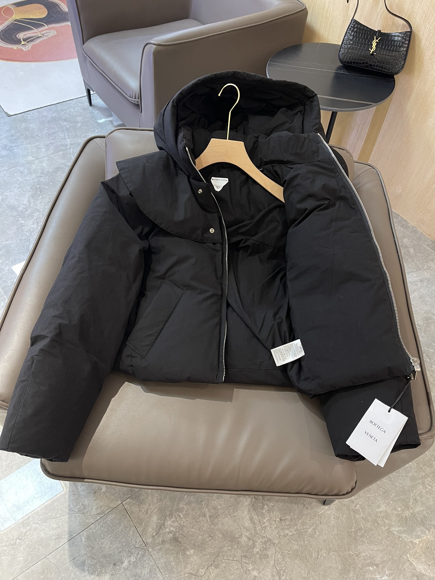 T9934#羽绒服特价‼️
BV 荷叶领 90% 白鹅绒 长袖羽绒服 黑色 SML
