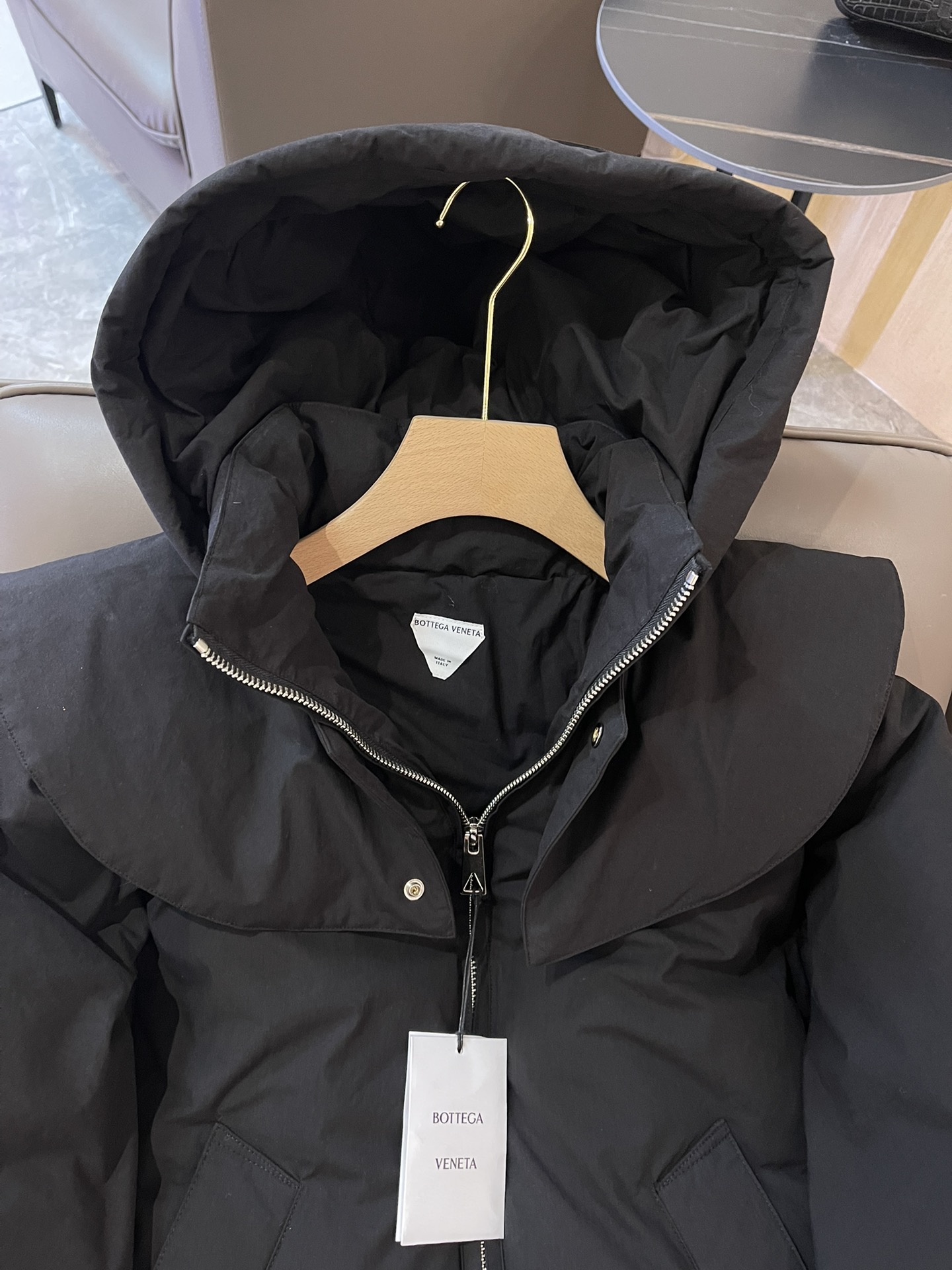 T9934#羽绒服特价‼️
BV 荷叶领 90% 白鹅绒 长袖羽绒服 黑色 SML
