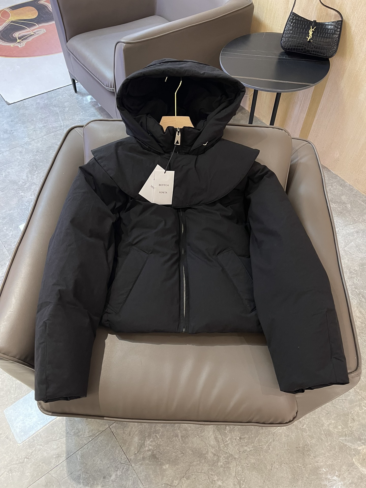 T9934#羽绒服特价‼️
BV 荷叶领 90% 白鹅绒 长袖羽绒服 黑色 SML
