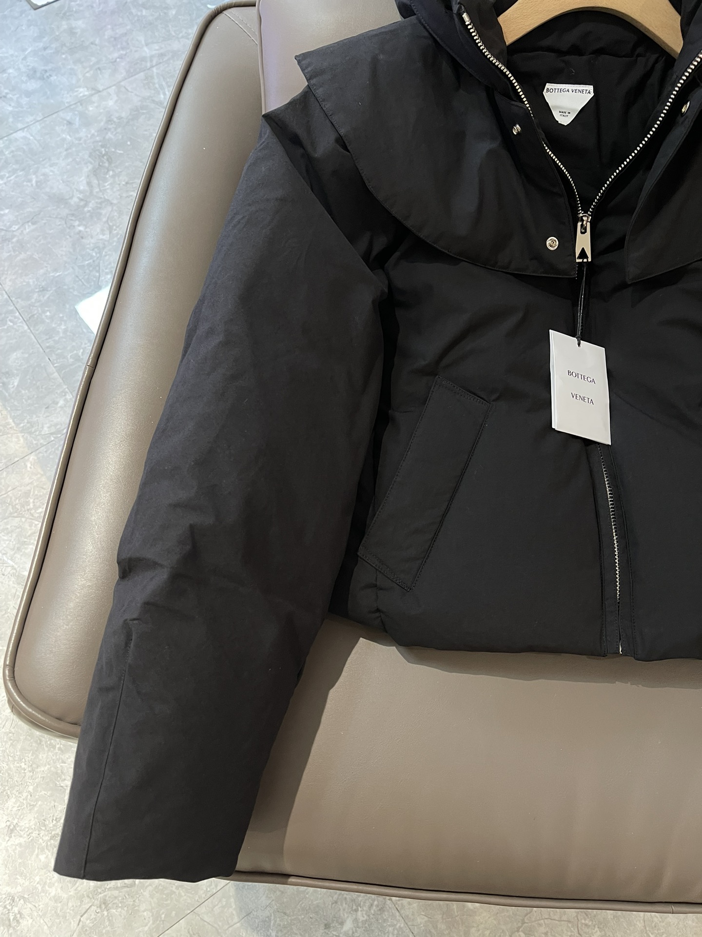 T9934#羽绒服特价‼️
BV 荷叶领 90% 白鹅绒 长袖羽绒服 黑色 SML
