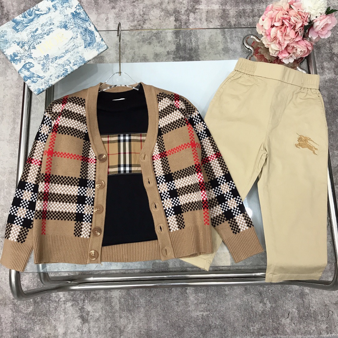 Burberry Qualifier Series 2023/SS: New T-Sweety-Sweety Collection in White and Black - 图片 2