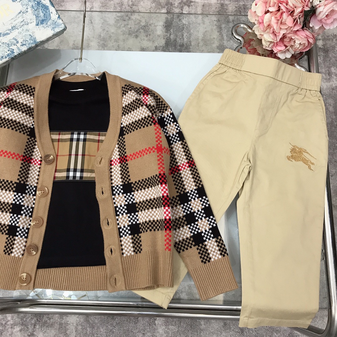 Burberry Qualifier Series 2023/SS: New T-Sweety-Sweety Collection in White and Black - 图片 5