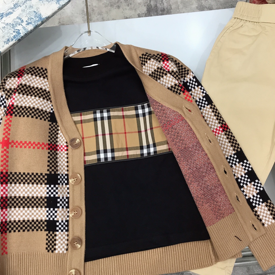 Burberry Qualifier Series 2023/SS: New T-Sweety-Sweety Collection in White and Black - 图片 7