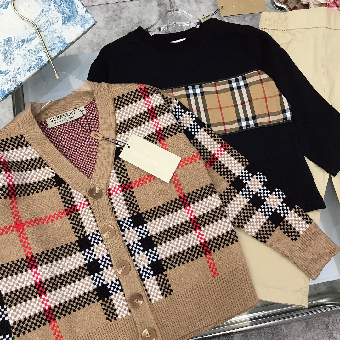 Burberry Qualifier Series 2023/SS: New T-Sweety-Sweety Collection in White and Black - 图片 4