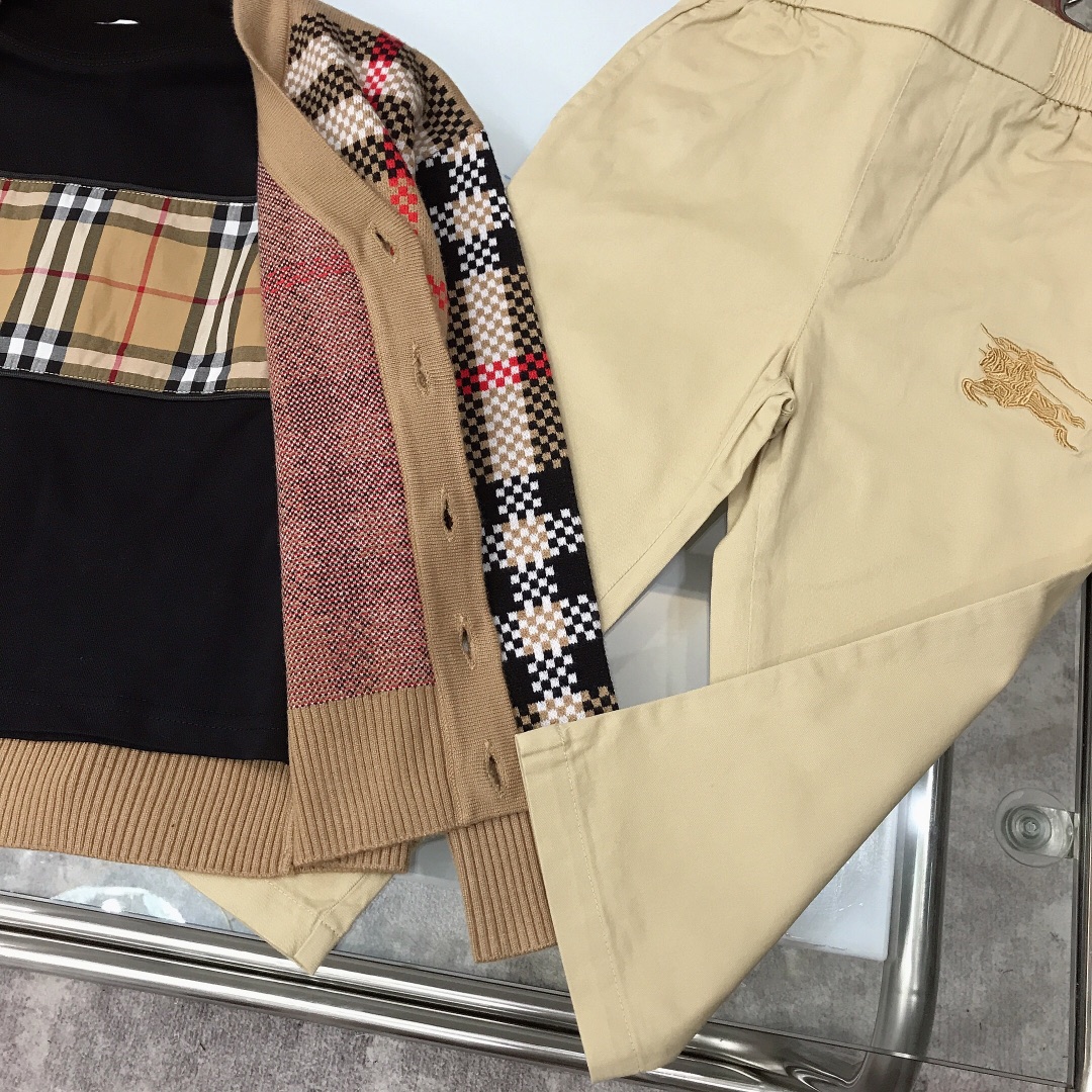 Burberry Qualifier Series 2023/SS: New T-Sweety-Sweety Collection in White and Black - 图片 9