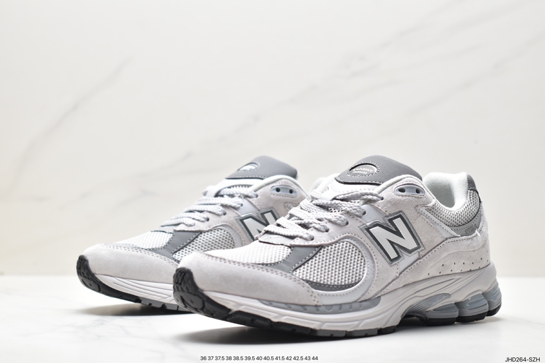 190 New Balance 2002R 沿袭了面世之初的经典科技 ML2002RO