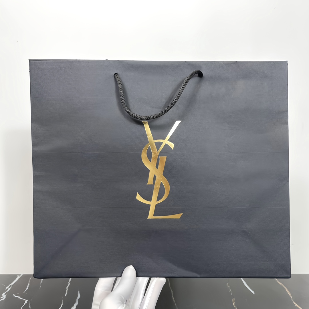 235💰包邮
✍圣罗兰爱心黑金3件套🔜皮质套盒！配礼袋❗️YSL明星限定黑金礼盒三件套！内含:圣罗兰明星口红1966#➕圣罗兰自由之水50ml#➕圣罗兰黑金气垫b10#。