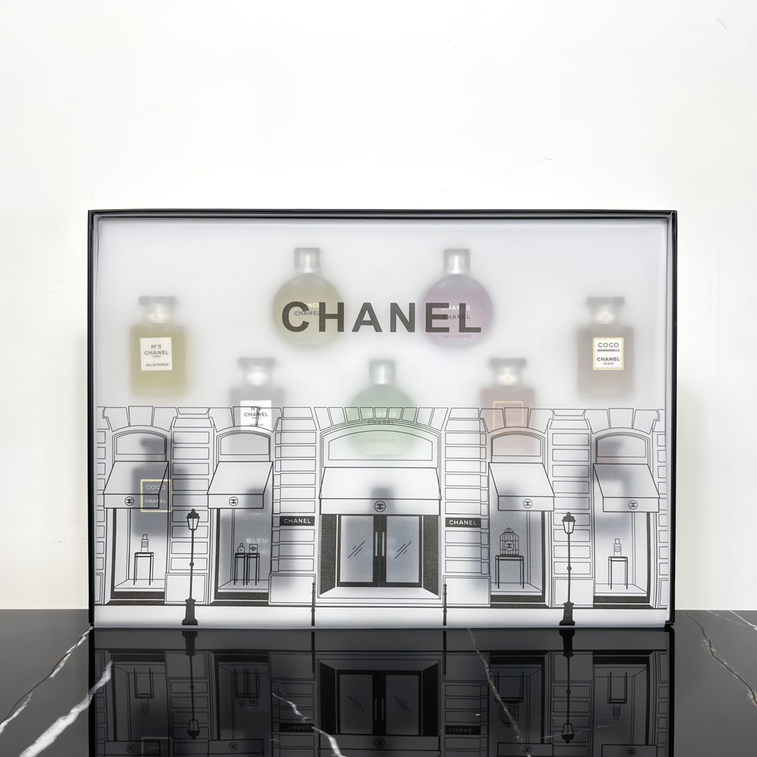 专/95💰
香奈儿香水小样12件套！内含：7.5ml*12。味道：①绿邂逅②粉邂逅③黄邂逅④粉coco⑤黄coco⑥黄N5⑦红N5⑧白N5⑨黑coco⑩蔚蓝淡香①①蔚蓝浓香①②蔚蓝香精版。