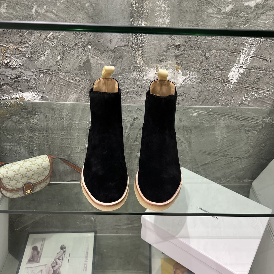 Stylish and Versatile: Common Projects Chelsea Boots for All Seasons
