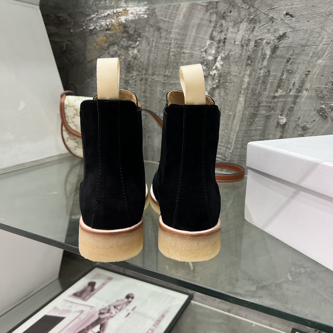 Stylish and Versatile: Common Projects Chelsea Boots for All Seasons - 图片 8