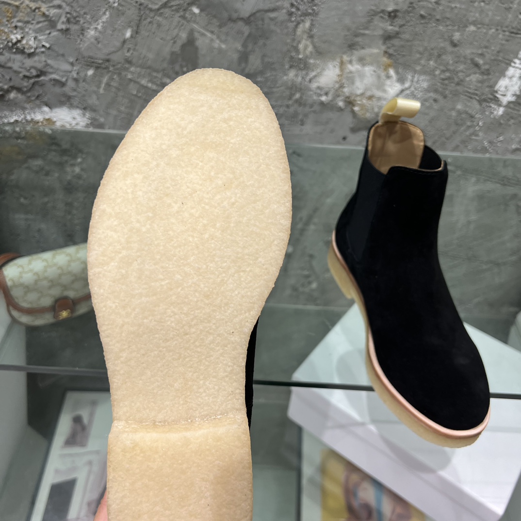 Stylish and Versatile: Common Projects Chelsea Boots for All Seasons - 图片 9