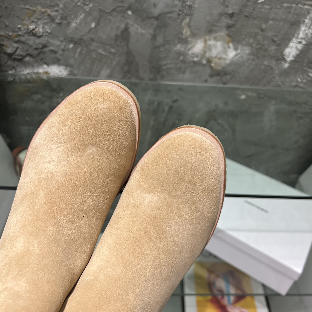 Versatile Common Projects Chelsea Boots for All Seasons: Unisex Sizes 35-40 (Women) and 39-45 (Men) - 图片 4