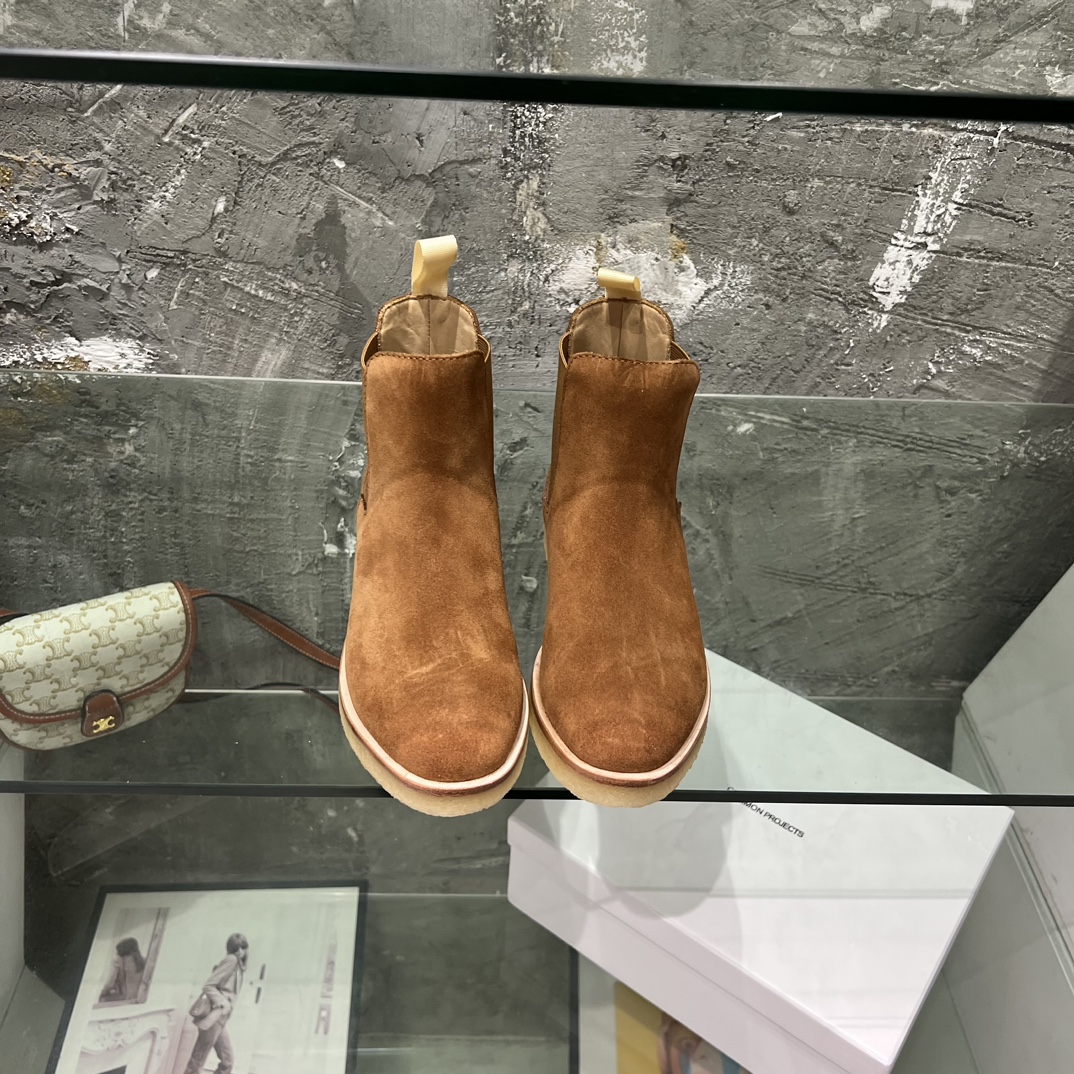 Timeless Unisex Common Projects Chelsea Boots for Year-Round Wear