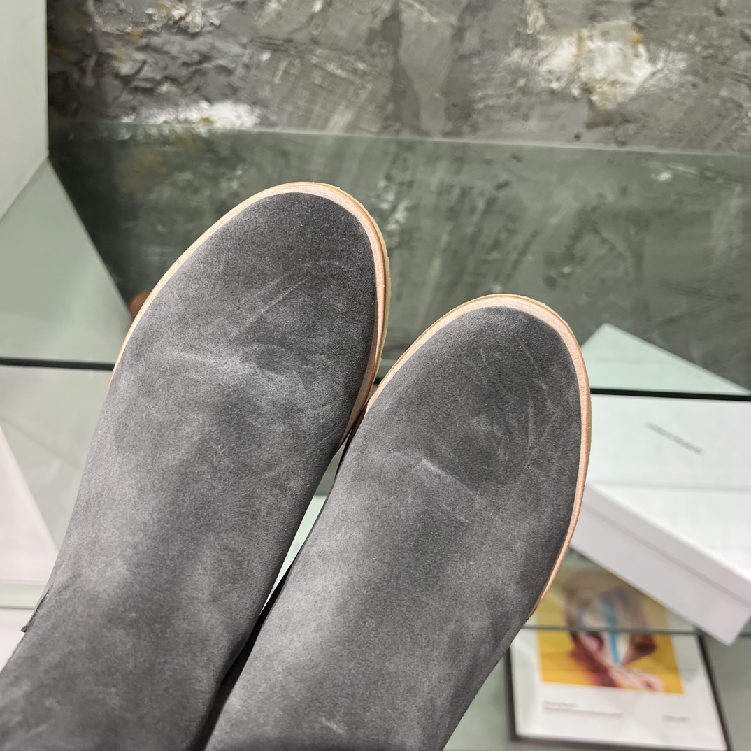 “Common Projects Chelsea Boots: Timeless Style for All Seasons” - 图片 4