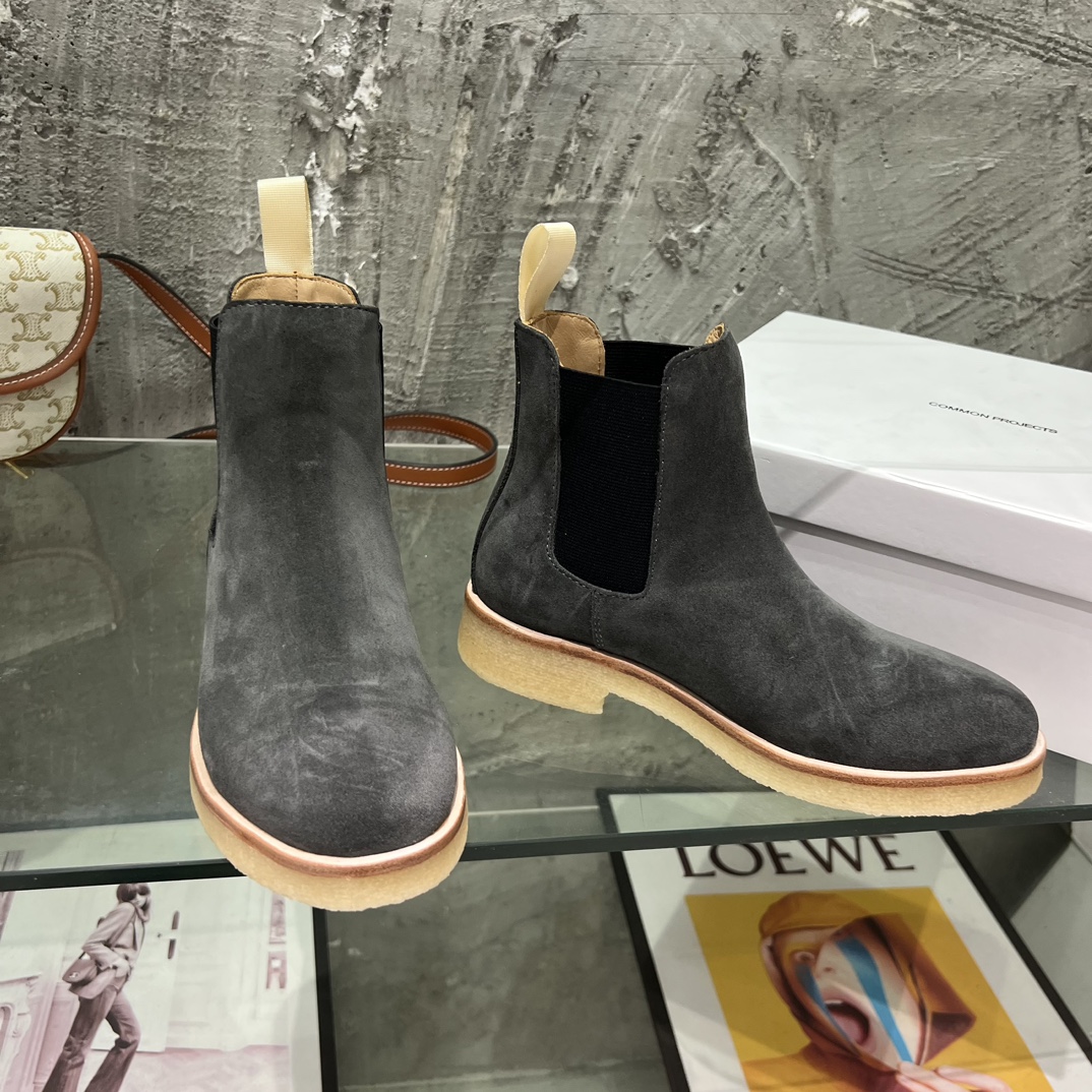 “Common Projects Chelsea Boots: Timeless Style for All Seasons” - 图片 6