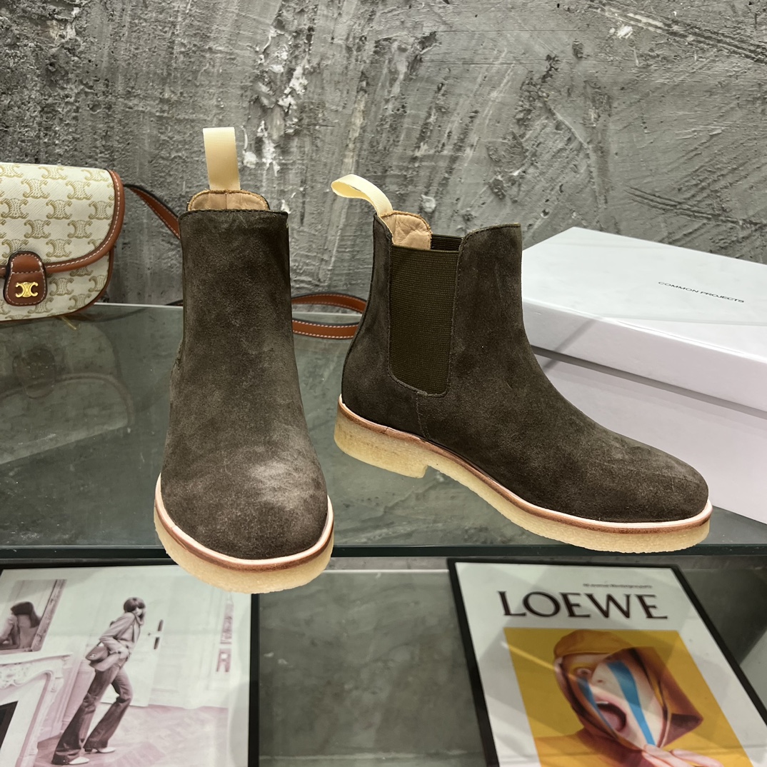 Stylish and Versatile: Common Projects Chelsea Boots for Both Men and Women - 图片 6