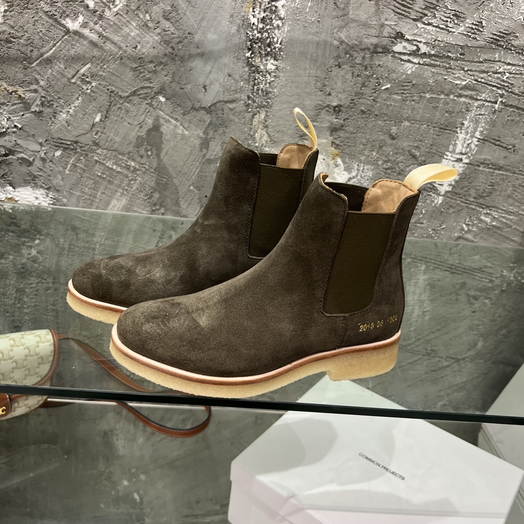 Stylish and Versatile: Common Projects Chelsea Boots for Both Men and Women - 图片 2