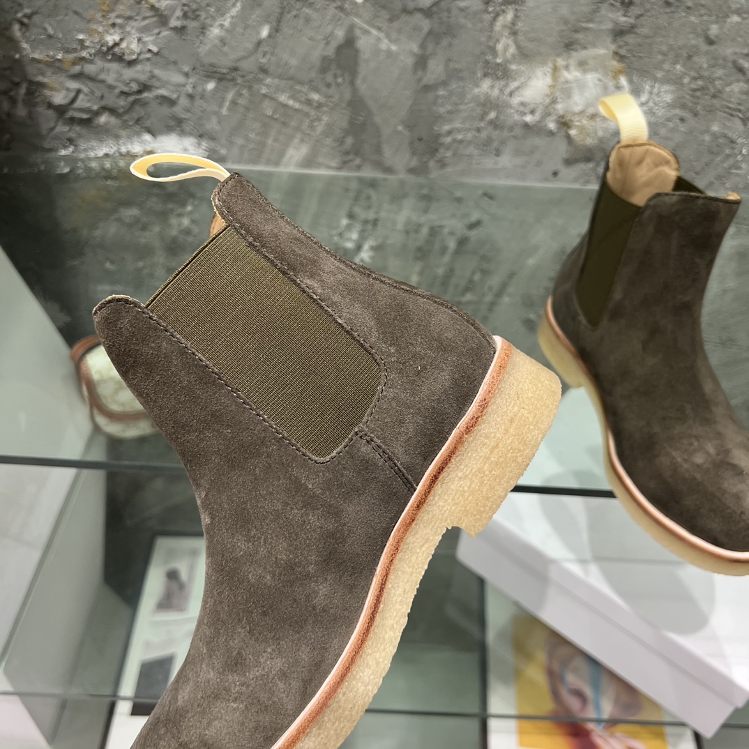 Stylish and Versatile: Common Projects Chelsea Boots for Both Men and Women - 图片 5