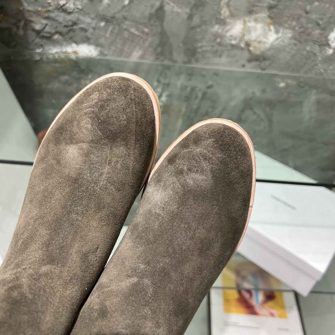 Stylish and Versatile: Common Projects Chelsea Boots for Both Men and Women - 图片 4