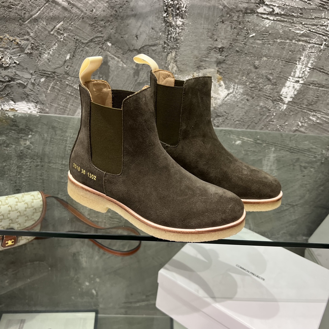 Stylish and Versatile: Common Projects Chelsea Boots for Both Men and Women - 图片 3