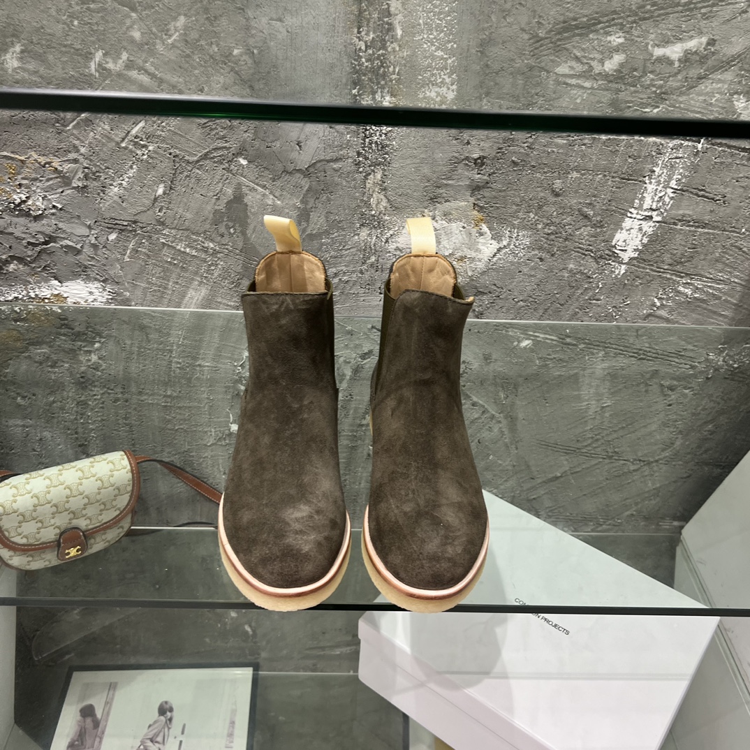 Stylish and Versatile: Common Projects Chelsea Boots for Both Men and Women