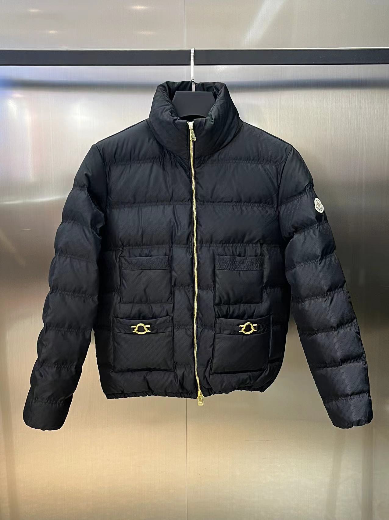 ⬆🆕❤️Moncler FW2024🆕 chaqueta de plumón con cuello alto, acolchada, múltiples bolsillos, color liso, colores: negro, b…