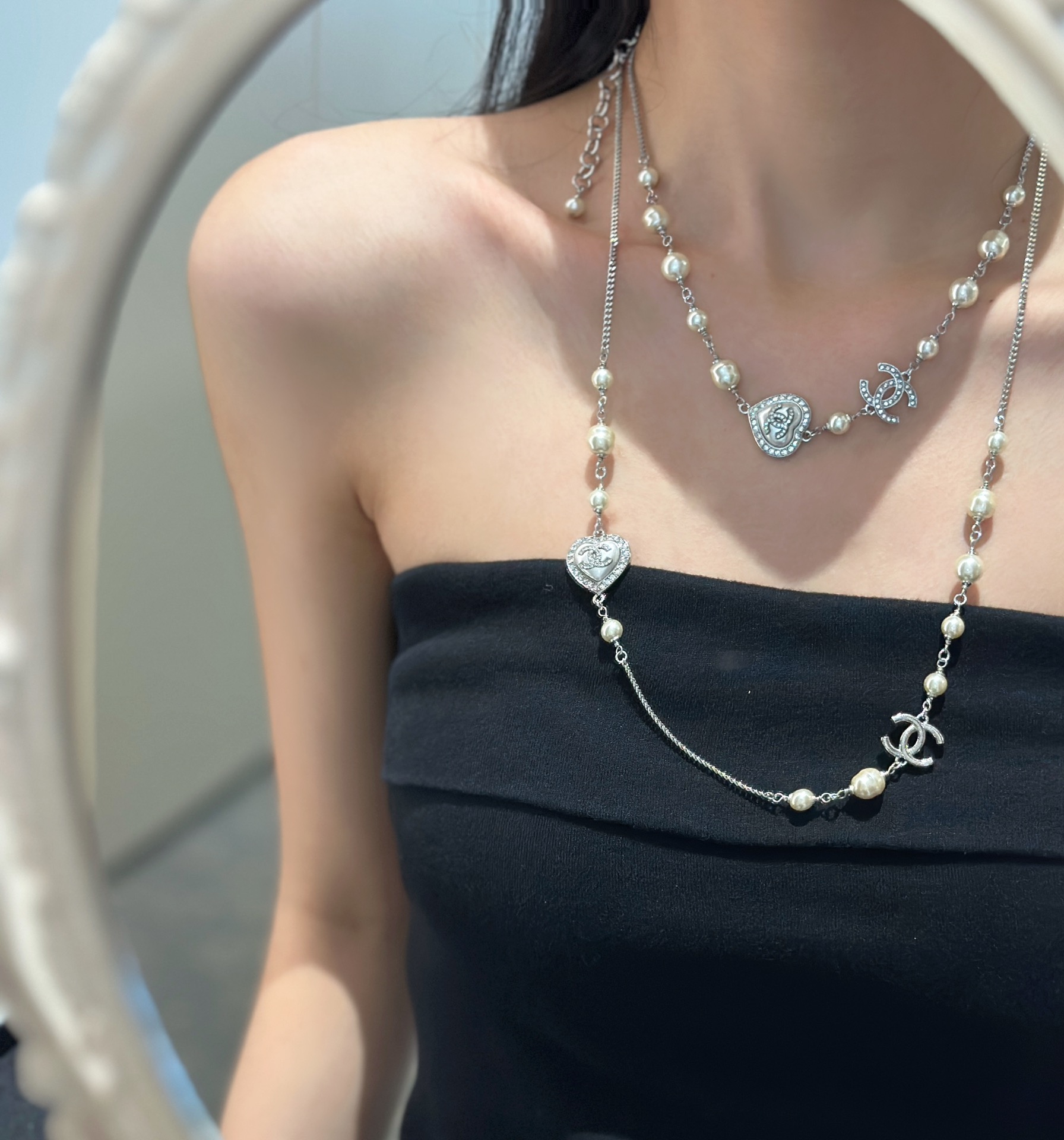 NO:104126,@Multiple pendant medium-length chain sweater chain necklace milky white peach heart double C inlaid diamond pearls beauty in the heart!  This season of love has made a stunning comeback!  chanel necklace chanel sweaters necklace19860909@多吊坠中长链 毛衣链项链 奶白色桃心双C镶钻珍珠 美在心巴上！ 这一季爱心惊艳回归！,香奈儿项链,chanel,sweaters,necklace,Jewelry