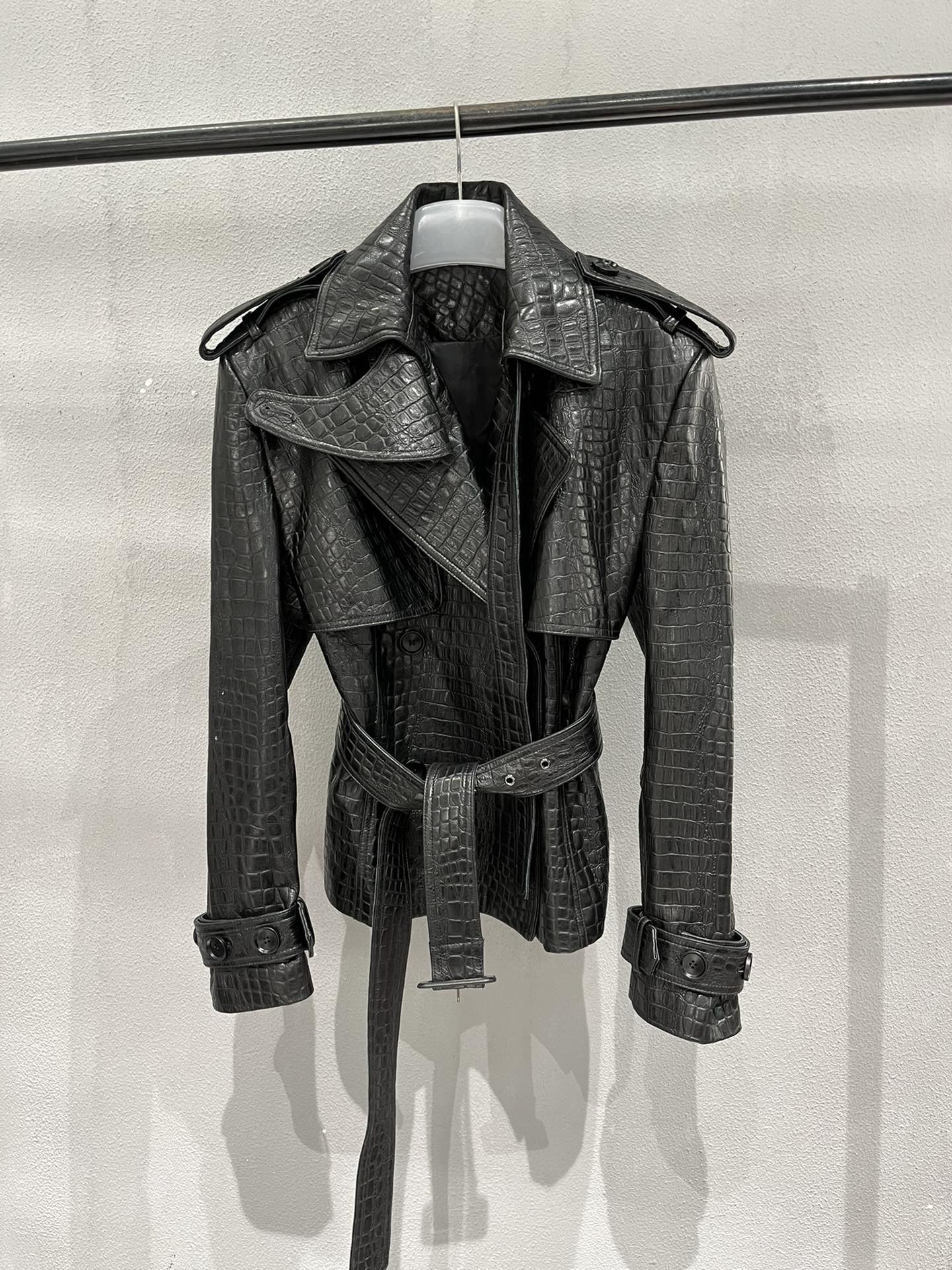 NO:721891,, Burberry crocodile pattern sheepskin windbreaker jacket, military style, customized leather texture is clear and soft to the touch, very high-end, large-scale button Burberry, if you need a light version, you can also., Burberry - women's clothing, burberry, burberry, jackets & coats, sheepskin,19860909,Burberry鳄鱼纹羊皮风衣外套,军装风,定制皮料纹理清晰手感柔软,非常高档,大货纽扣巴宝莉,需要光版也可以.,博柏利-服装女装,burberry,burberry,jackets & coats,sheepskin,,Women's clothing