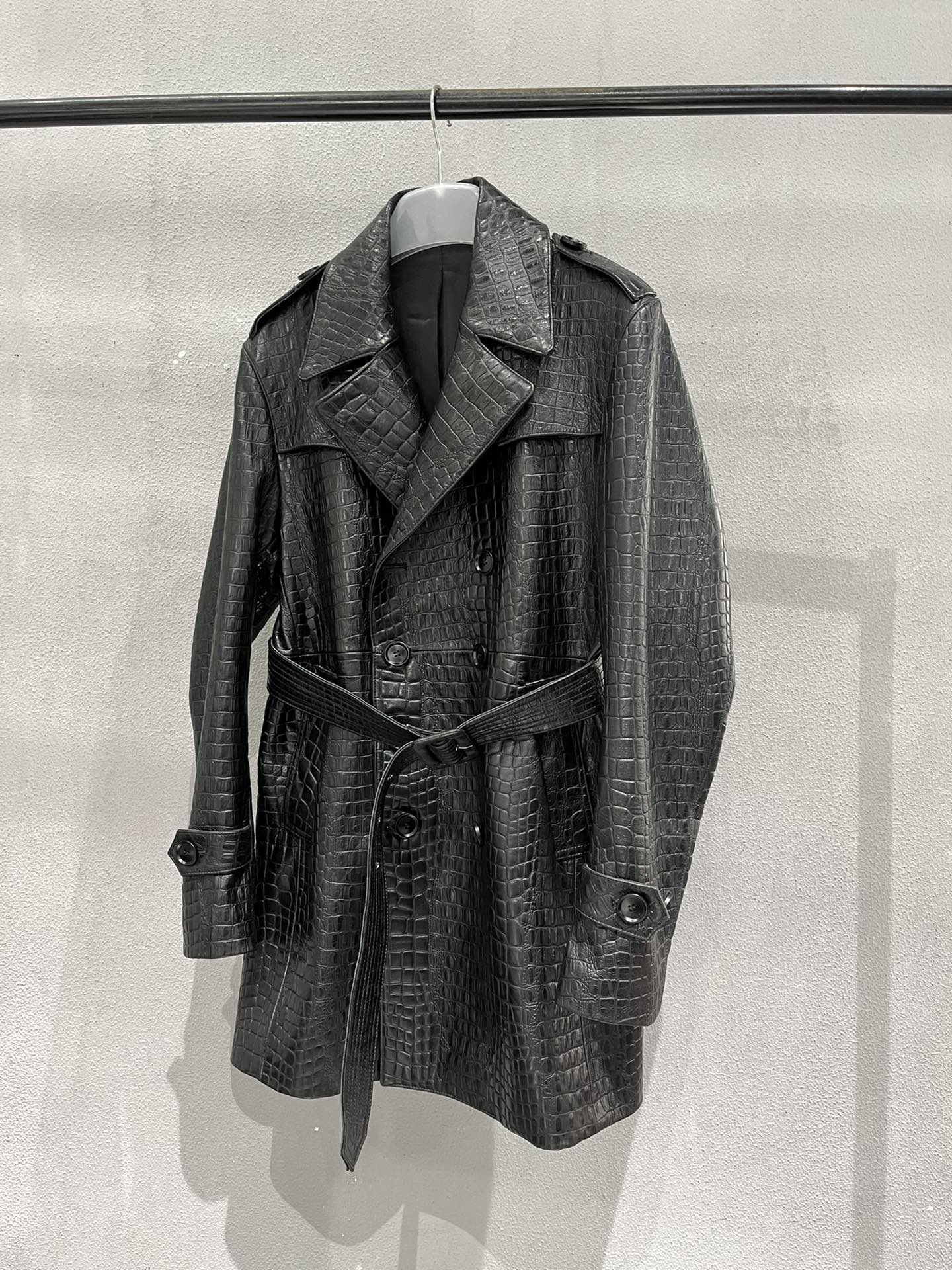 NO:721877,, Burberry crocodile pattern sheepskin windbreaker mid-length, customized leather, clear and soft texture, very high-end, big Burberry buttons, please tell me in advance if you need a light version, women's clothing, burberry, burberry, sheepskin,19860909,Burberry鳄鱼纹羊皮风衣中长款,定制皮料,纹理清晰柔软,非常高档,大货巴宝莉纽扣,需要光版提前说,女装,burberry,burberry,sheepskin,,Women's clothing