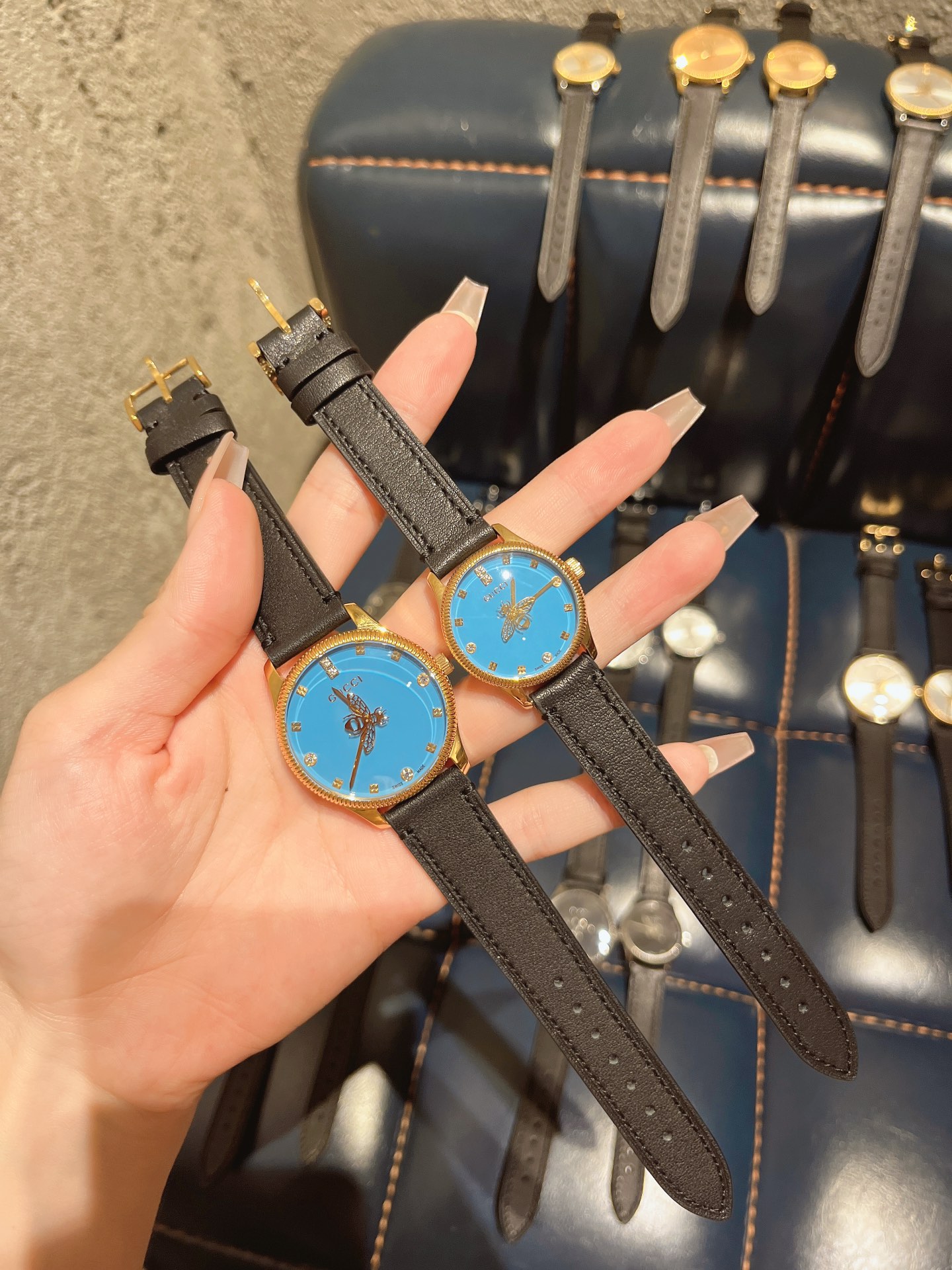 古驰Gucci新品蜜蜂!原单品质 最超高性价!古驰新款G Timeless Slim系列新表,整体设计太好看了,所以必须马上来这里给大家种棵草!悦目怡情为主要风格特色,表盘上钻石与金属点缀时标,极其知性优雅.表径大号小号29mm、36mm.标志性的小蜜蜂饰于表盘中央,精妙的细节为此系列平添优雅气质! 还有一点特别有趣,秒针设计是一只标志性的蜜蜂造型,蜜蜂头顶的触角指示秒针,知性的同时又多了点少女心的可爱.银色&金色两个颜色:金色搭配起来特别有感觉,怎么这么好看超级高级又复古!🍀🍀🍀
