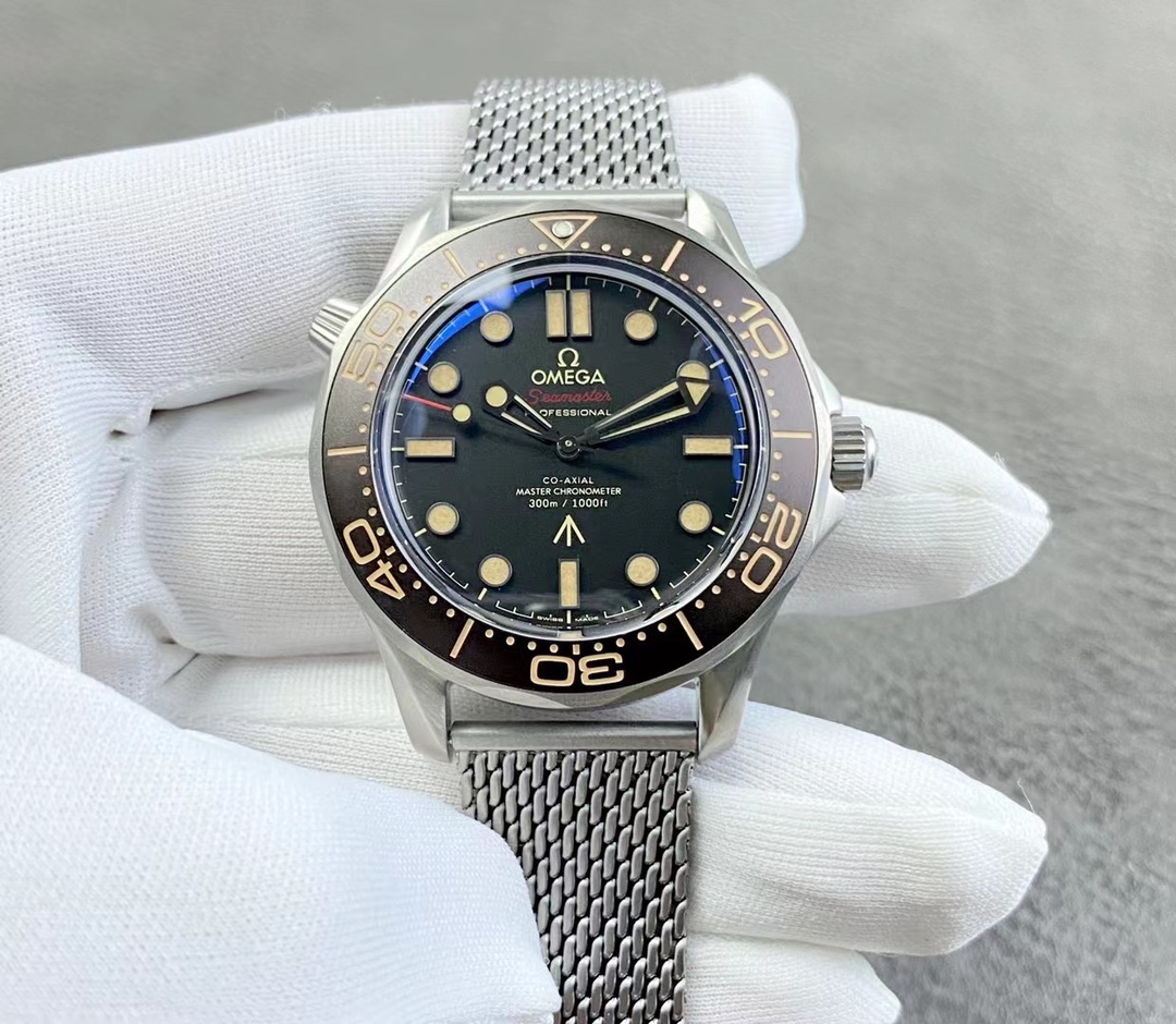 NO:617455,[ER's new masterpiece and the ingenious heritage of OMEGA Bond 007 - No Time to Die] Exclusive customized version!  The watch case is made of high-quality titanium alloy, which is lightweight, strong and wear-resistant, and not easy to oxidize and corrode. It will still look like new after being worn for a long time!  Hand-ground crystal sapphire pot cover glass, shiny and scratch-resistant, extraordinary glass coating!  Exclusively customized 8806 movement, its functions are consistent with the original version, and it has super long 72 hours of kinetic energy!  The same finely ground mesh belt as the original, with all the details in place, the color of the bezel and dial matched, and the top ice blue luminous display!  ER boutique is on sale in limited edition, the same style as the James Bond star, welcome to taste it!  When you place an order, you will get a pair of original canvas straps for free!  ,,omega19860909【ER全新力作匠心传承OMEGA欧米茄邦德007-无暇赴死】独家定制版本！ 表壳采用精品钛合金材质,具备轻便、坚固耐磨、不易氧化腐蚀的特性,长久佩戴依旧光采如新！ 手工精磨水晶蓝宝石锅盖玻璃,闪亮耐刮,非普通玻璃镀膜！ 独家定制8806机芯,功能与原版一致,超长72小时动能！ 原版一致精磨网带,细节到位,表圈、表盘颜色对版,顶级冰蓝夜光显示！ ER精品限量发售,詹姆斯邦德明星同款,欢迎品鉴！下单即送原版帆布表带一副！,,omega,Watch
