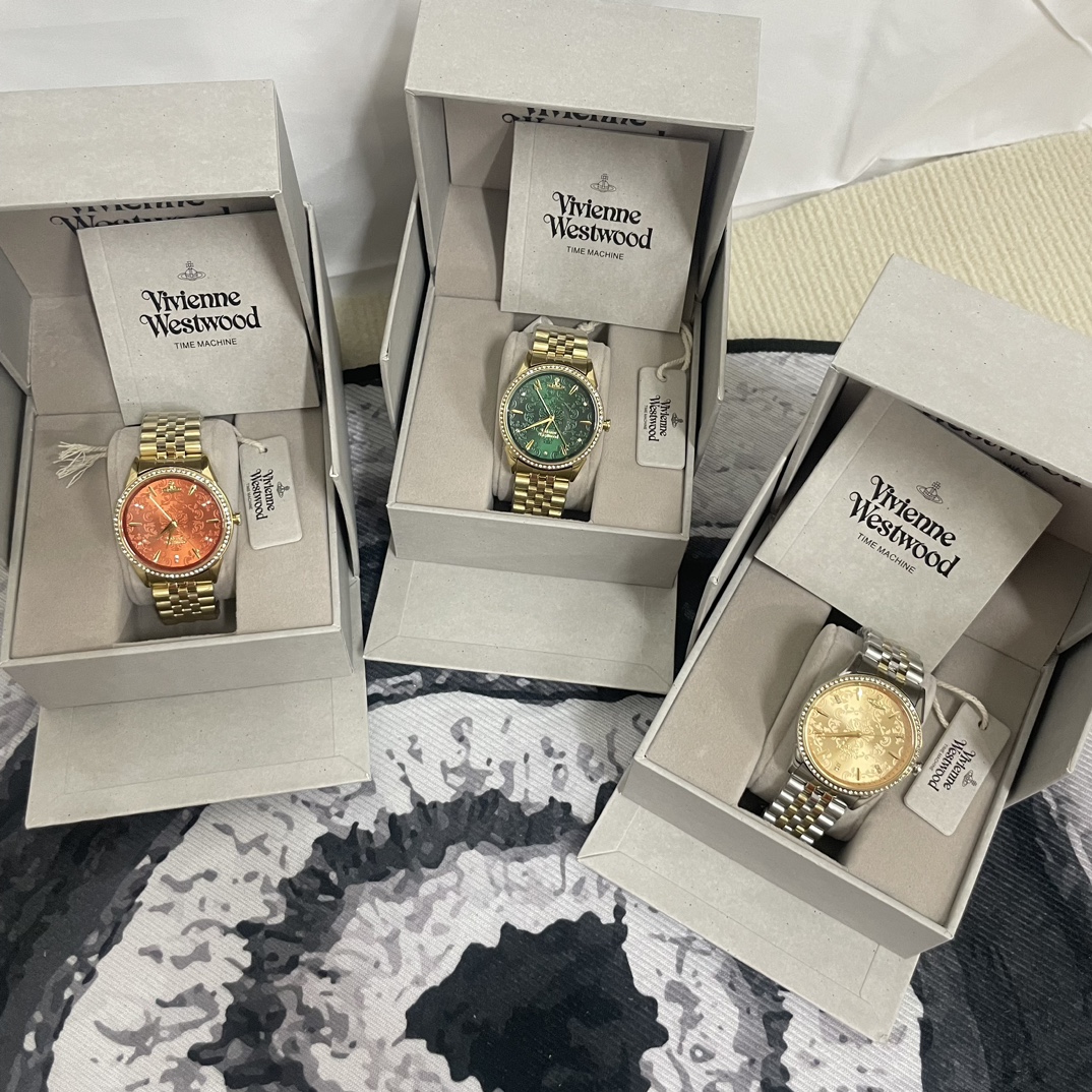 NO:157416,Vivienne Westwood VV relief series Why is the Queen Mother of the Cities so beautiful!  The dial is dark-printed, full of retro feel. Orange is the refreshing feeling of summer soda. The collision of retro green and metal straps is super white. The combination of flash diamonds and Saturn elements is full of fashion.19860909VivienneWestwood薇薇安VV浮雕系列 西太后怎么都这么好看呀！ 表盘暗纹印花,复古feel满满 橘色就是夏日汽水的清爽感呀 复古绿色和金属表带的碰撞超级显白 闪钻和土星元素的结合,时尚感十足,,Watch