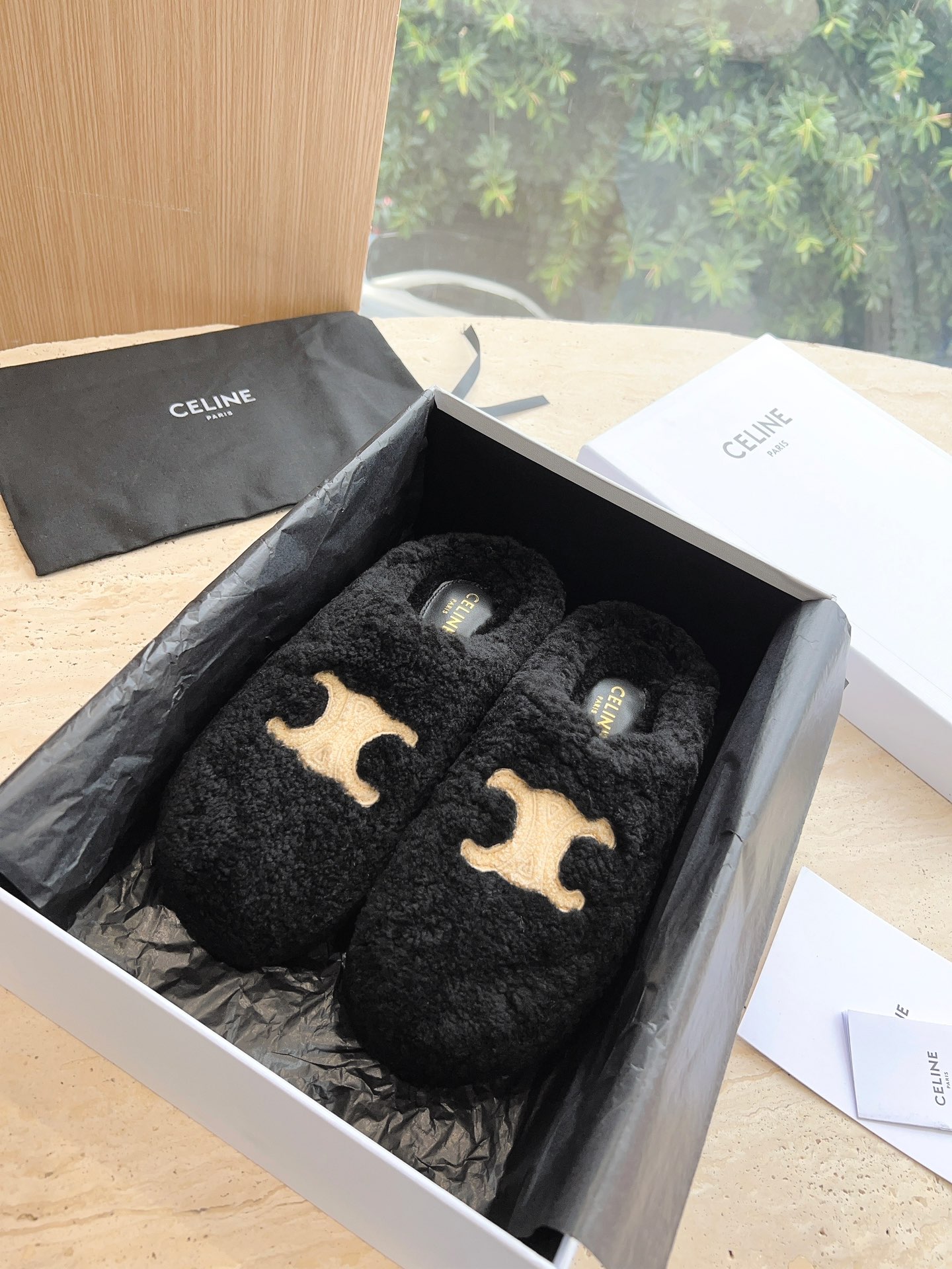 NO:478595,High quality!  Celine Celine Ss New autumn and winter Baotou fur slippers There are too many beautiful shoes in this season!  This furry drag really makes me unable to extricate myself. It's so cool and versatile~ It's super invincible and beautiful and comfortable to wear. The upper uses lamb fur. The original molded rubber sheet bottom. Size: 35-40 (40 custom made and not returned or exchanged) With original packaging, furry shoes semi-travel, celine, celine, slippers19860909高品质！ Celine塞琳赛琳 ss秋冬新款包头毛毛拖鞋 这季美鞋太多了！这款毛毛拖真的是让我无法自拔 真太酷太百搭了～ 上脚超级无敌好看舒服 鞋面内里采用羊羔毛 原版开模橡胶片底 码数:35-40（40 定做不退换） 配原版包装,毛毛鞋半拖,celine,celine,slippers,Women's Shoes