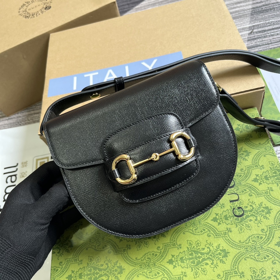 配全套包装️原厂皮迷你斜挎马鞍包古驰Aria-时尚咏叹调系列运用现代手法焕新演绎经典元素竹节是古驰的经典