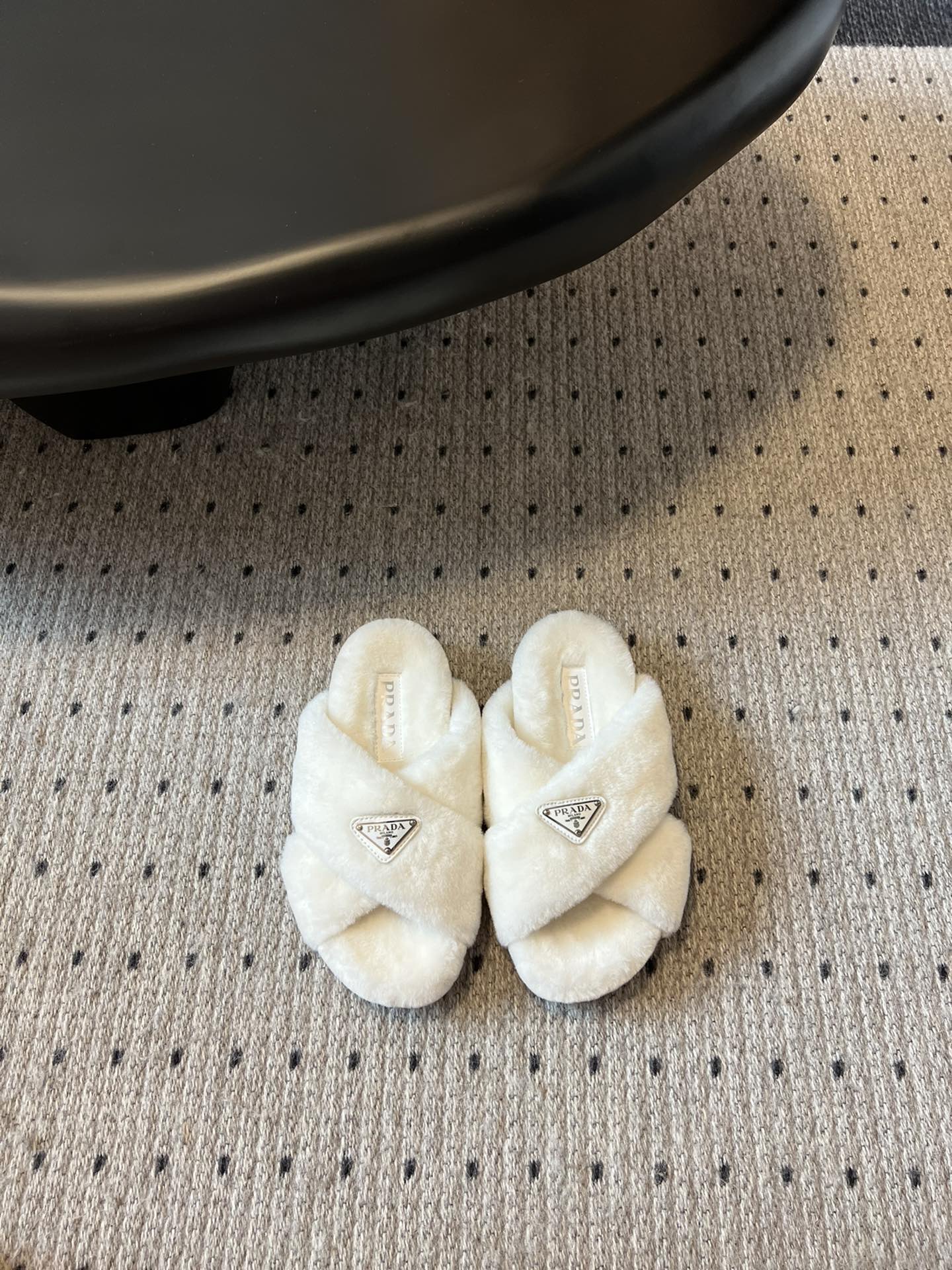 NO:478533,Batch Prada prad*23 autumn and winter fur cross-belt slipper series for original craftsmanship, every style and color are great!  !  Comfortable, cute, fashionable, elegant, versatile, comfortable and soft, awakens the warmth of autumn and winter. It allows you to walk comfortably from morning to night. Paired with socks, you can easily control the changes of the seasons. Upper wool original outsole 35-40 (40 custom-made, non-return and exchange, fur shoes and slippers, prada, prada, slippers, socks19860909批 普拉达 prad*23秋冬毛毛交叉带拖鞋系列 对原版工艺 每个款式,颜色都很赞！！集舒适 可爱 时尚 高雅 百搭 ,羊毛舒适柔软,唤醒秋冬暖意.让您从早到晚舒适踱步.搭配袜子可以轻松驾驭四季变幻. 鞋面羊毛 原版大底 35-40（40定制不退换,毛毛鞋拖鞋,prada,prada,slippers,socks,Women's Shoes