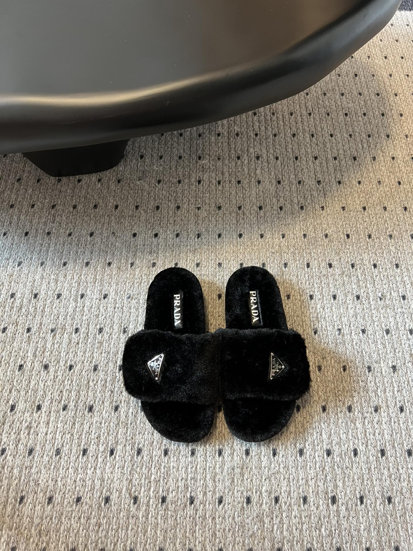 NO:478520,Prada Prad*23 Autumn and Winter Fur Slippers Series For the original craftsmanship, every style and color are great!  !  Comfortable, cute, fashionable, elegant, versatile, comfortable and soft, awakens the warmth of autumn and winter. It allows you to walk comfortably from morning to night. Paired with socks, you can easily control the changes of the seasons. Upper wool original outsole 35-40 (40 custom-made, non-return and exchange, fur shoes and slippers, prada, prada, slippers, socks19860909批 普拉达 prad*23秋冬毛毛拖鞋系列 对原版工艺 每个款式,颜色都很赞！！集舒适 可爱 时尚 高雅 百搭 ,羊毛舒适柔软,唤醒秋冬暖意.让您从早到晚舒适踱步.搭配袜子可以轻松驾驭四季变幻. 鞋面羊毛 原版大底 35-40（40定制不退换,毛毛鞋拖鞋,prada,prada,slippers,socks,Women's Shoes