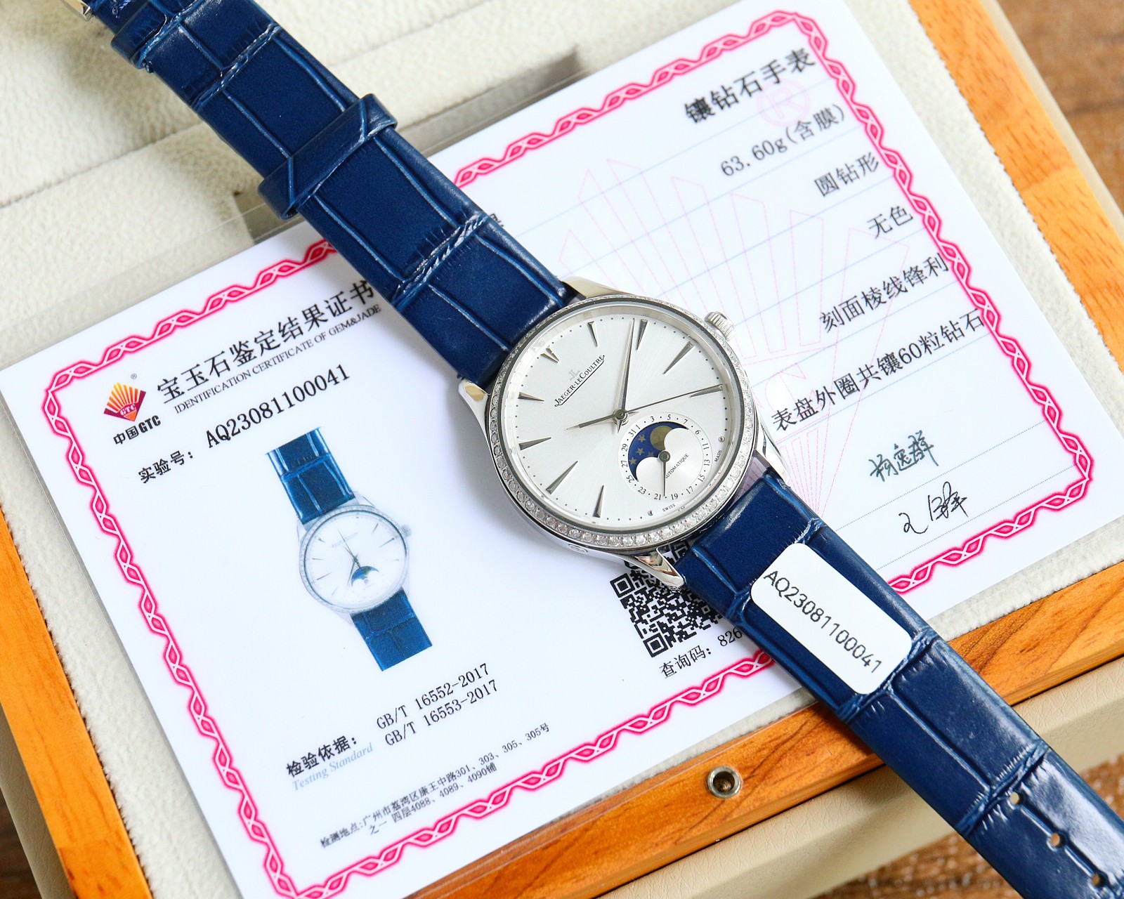 NO:145304,The latest update of the Jaeger-LeCoultre Moon Phase Master Series 1252501 Women's Real Diamond Watch!  The Jaeger-LeCoultre Moon Phase Master series is the most representative style of the Jaeger-LeCoultre brand. It has a very high recognition of the shape. It is classic and simple and has a connotation but has a sense of fashion. Unlike other styles, the Moon Phase Master watch can better reflect personal taste and is especially favored by women in the workplace!  The case is set with 60 VS1.5 South African natural diamonds, shining brightly under the sun!  Diameter 34MM!  The thickness of the case is the same as the original version at 9.2MM. The literal color of eggshell yellow shows the goddess's skin tone!  The dial scale and hour, minute and second batch of flower needles are curved, and the quenched steel blue pointer is very tacit!  The moon phase and stars use gold ironing technology and 3D effect!  The 6 o'clock dial has a double period display of the solar lunar calendar (moon phase), and the moon phase turns one round per month, and the function is the same as the genuine product. It is matched with a customized version of the imported 9015 movement and is transformed into a Jaeger-LeCoultre's own Cal.925/1 real plywood movement!  The bottom cover has an exclusive steel stamp. Small factories have incomplete steel stamps. Keep your eyes open and be careful to use inferior products as good ones. The number of oscillations per hour is the same as the original version to ensure stable movement!  With Jaeger-LeCoultre original gift box, jaeger-lecoultre19860909重磅上新 积.家Jaeger-LeCoultre月相大师系列1252501女士真钻腕表！积家月相大师系列为积家品牌最具代表性的款式,造型辨识度极高,经典简约有内涵却又不失时尚感,与其他款式不同,月相大师这款腕表更能体现个人品味,尤得职场女性的青睐！ 表壳镶嵌60颗VS1.5南非天然真钻,阳光底下熠熠生辉！直径34MM！表壳厚度同原版一致为9.2MM.字面采用蛋壳黄色尽显女神肤色光泽！表盘刻度与时分秒批花针弧形设计,淬火钢蓝指针,配合默契十足！月相星辰采用熨金技术,3D效果！六点钟的字盘拥有阳历阴历（月相）双期显示,月相一月转一圈,功能和正品一致.搭配定制版进口9015机芯改积家自产Cal.925/1真夹板机芯！底盖独家钢印,小厂通货钢印不全,擦亮眼睛,谨防以次充好.28800每小时振荡次数同原版一致,确保走时稳定！配积家原装礼盒,,jaeger-lecoultre,Watch