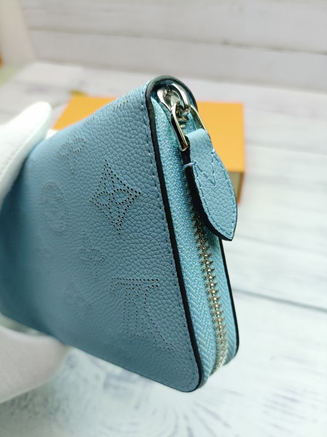 Close up of the zipper on the leather wallet