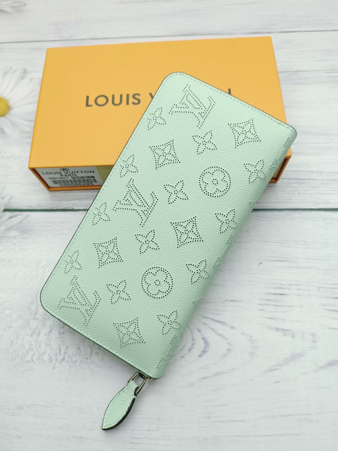 Leather wallet zipper detail