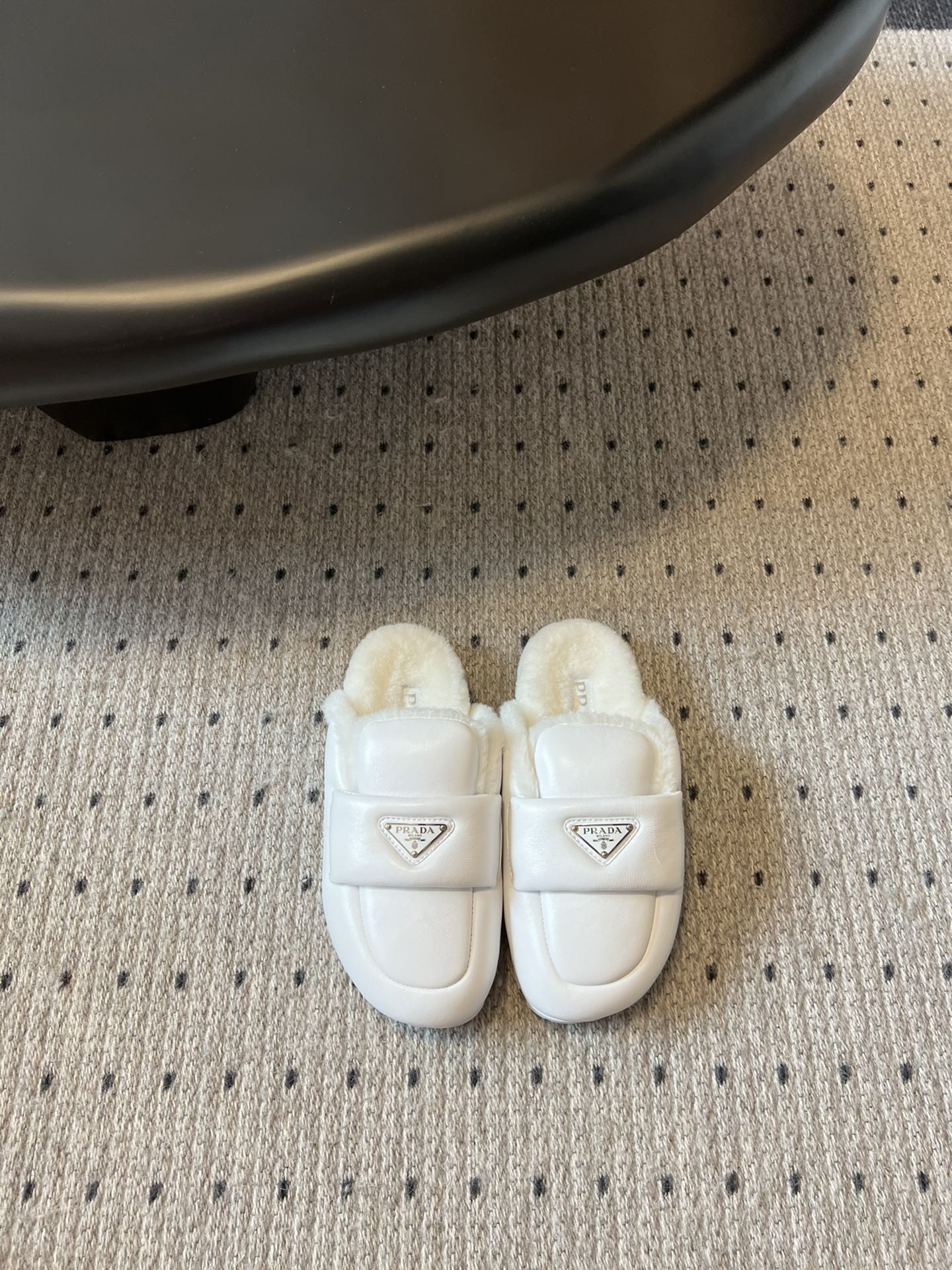 NO:478551,Prada Prad*25 autumn and winter fur half-pack slipper series, for the original craftsmanship, every style and color are very good!  !  Comfortable, cute, fashionable, elegant, versatile, comfortable and soft, awakens the warmth of autumn and winter. It allows you to walk comfortably from morning to night. Paired with socks, you can easily control the changes of the four seasons. Upper wool original outsole 35-40 (40 custom-made non-return and exchange, semi-dragged fur shoes, prada, prada, slippers, socks19860909批 普拉达 prad*25秋冬毛毛半包拖鞋系列 对原版工艺 每个款式,颜色都很赞！！集舒适 可爱 时尚 高雅 百搭 ,羊毛舒适柔软,唤醒秋冬暖意.让您从早到晚舒适踱步.搭配袜子可以轻松驾驭四季变幻. 鞋面羊毛 原版大底 35-40（40定制不退换,半拖毛毛鞋,prada,prada,slippers,socks,Women's Shoes