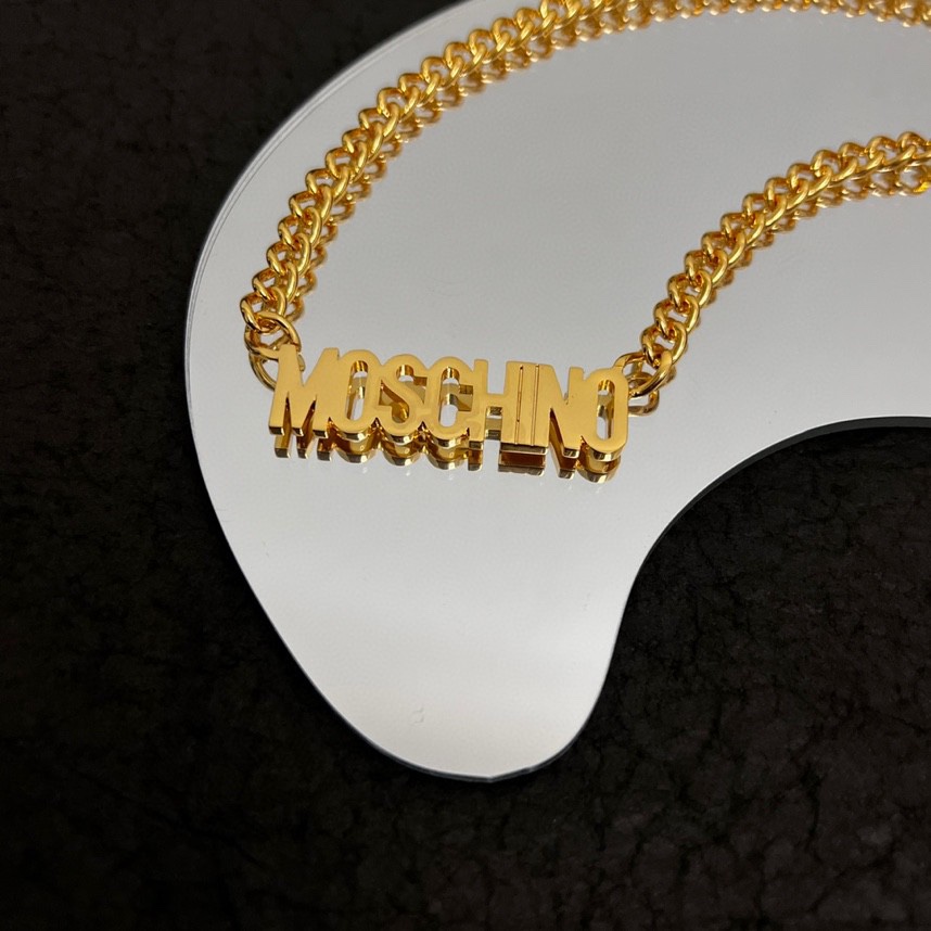 MOSCHINO 字母 项链 金属感十足 特别特别赞,整体细节非常令人惊喜,设计感十足,必须为世家的设计点个大大的赞,不仅带出个人自信及品味 4