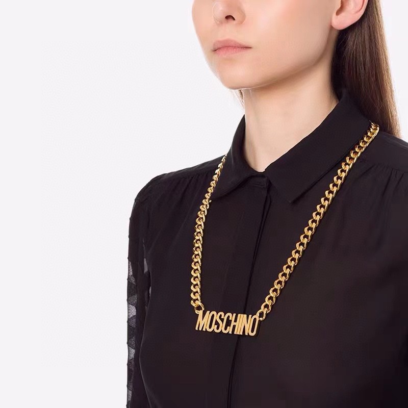 MOSCHINO 字母 项链 金属感十足 特别特别赞,整体细节非常令人惊喜,设计感十足,必须为世家的设计点个大大的赞,不仅带出个人自信及品味 2