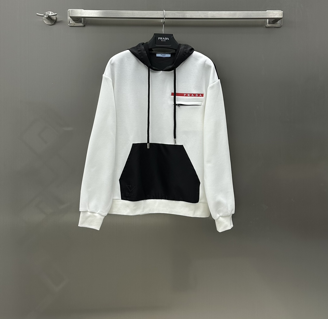 NO:696764,Prad* new arrival casual hooded spliced sweatshirt. Customized YB lightweight air cotton material. Soft cotton upper body is skin-friendly and comfortable. Loose hooded design. Nylon fabric spliced cotton pieces. Various ways to wear. The oversized version looks slim and casual. It is decorated with red tape letters on the chest. The overall simplicity is bright. Ribbed cuffs at the hem are designed to be fashionable and comfortable. It is a well-matched item. It is versatile and not picky at all.  High version 2 colors, prada,versace,hoodie,sweatshirts,hats,19860909Prad* 新品上架休闲连帽拼接卫衣 定制YB轻薄空气全棉材质 柔软棉质上身亲肤舒适 宽松连帽设计 尼龙面料拼接棉片 穿法多样 oversized版型显瘦休闲 搭配胸口红色胶条字母装饰 整体简约有亮点 下摆袖口罗纹收口设计 时髦舒适 很好搭配的单品 百搭完全不挑人  高版本2色,,prada,versace,hoodie,sweatshirts,hats,,Women's clothing
